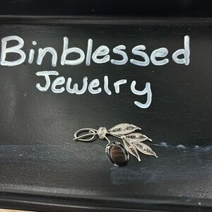925 sterling sliver filigree black hematite flower pin in excellent condition